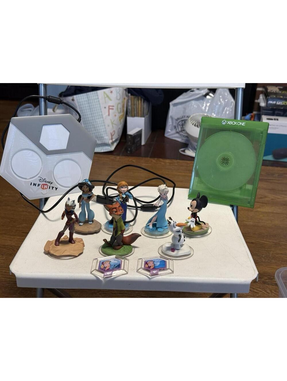Disney Infinity Portal Base Lot W/ 7 Figures And I Crystal Xbox One , W/game